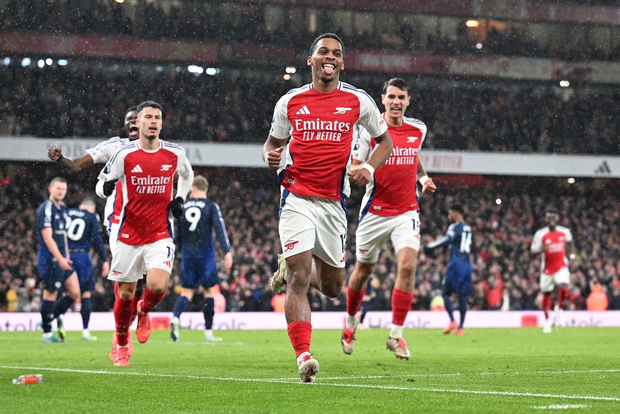 阿森纳通过 阿森纳通过